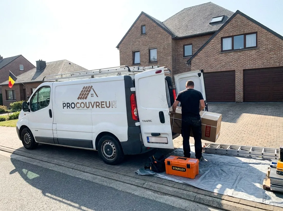 Camionnette ProCouvreur ouverte devant une maison en brique, matériel au sol